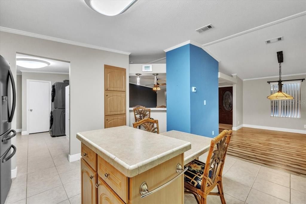 Под контрактом: $315,000 (3 спален, 2 ванн, 1800 Квадратных фут)