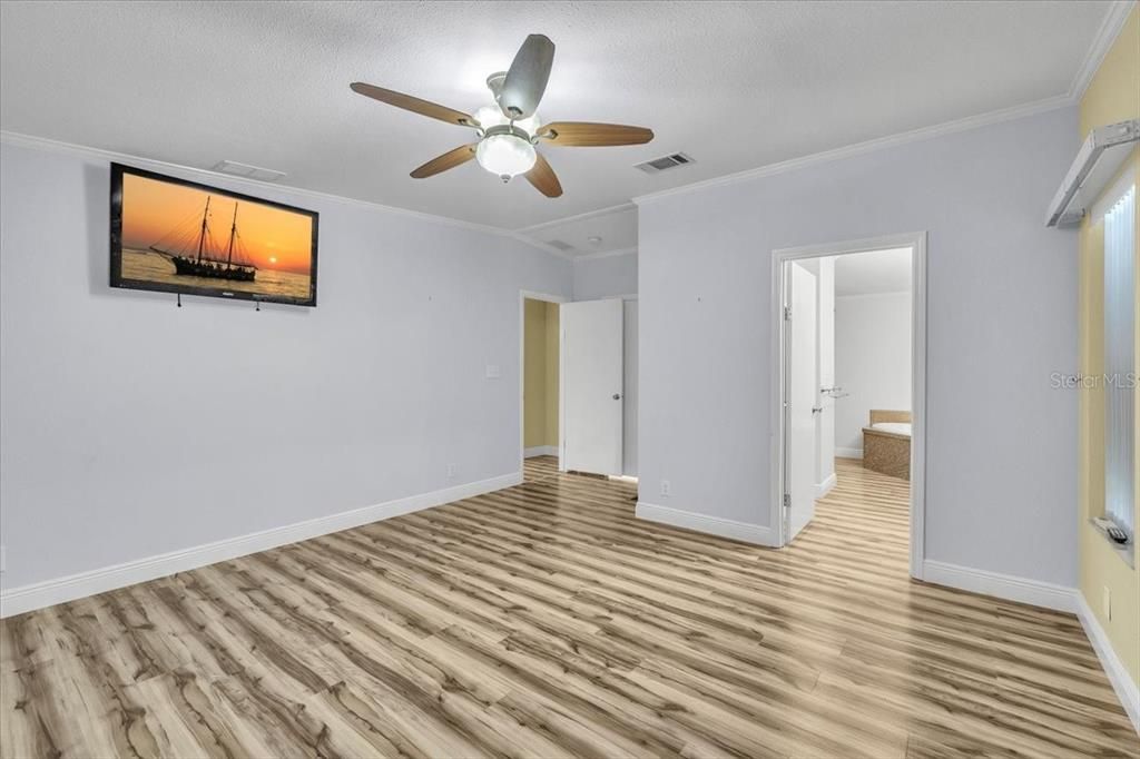 Под контрактом: $315,000 (3 спален, 2 ванн, 1800 Квадратных фут)