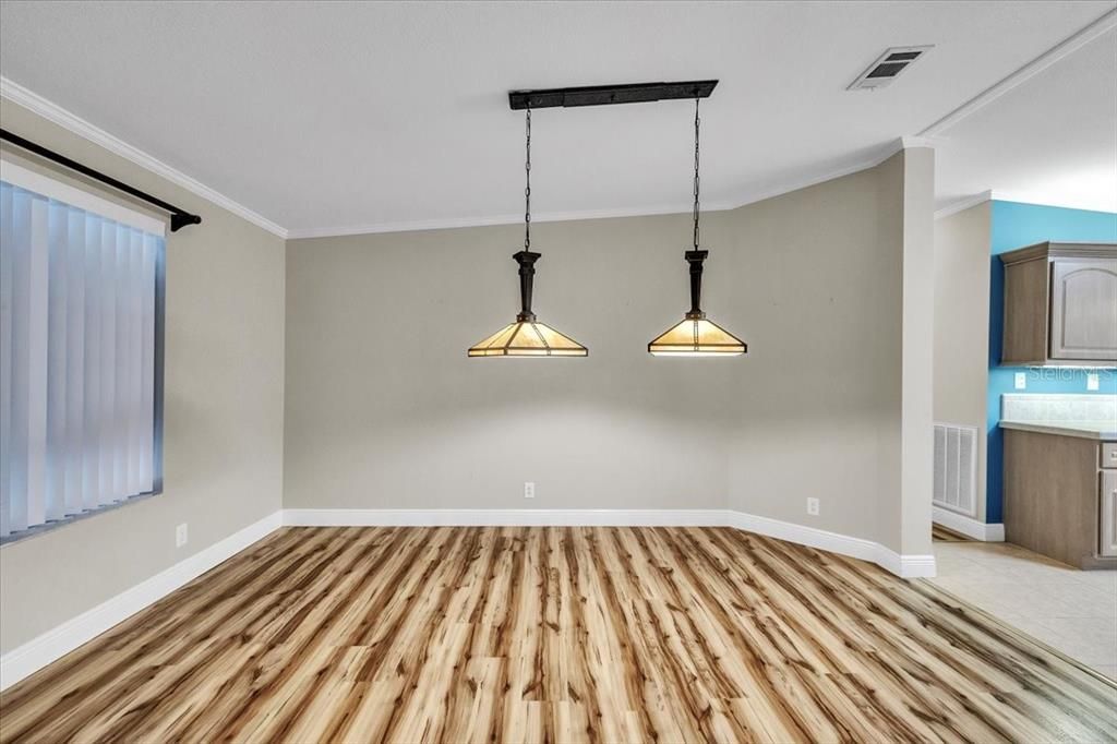 Под контрактом: $315,000 (3 спален, 2 ванн, 1800 Квадратных фут)