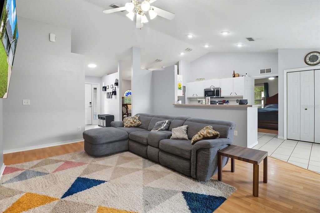 Active With Contract: $242,500 (3 beds, 2 baths, 1435 Square Feet)