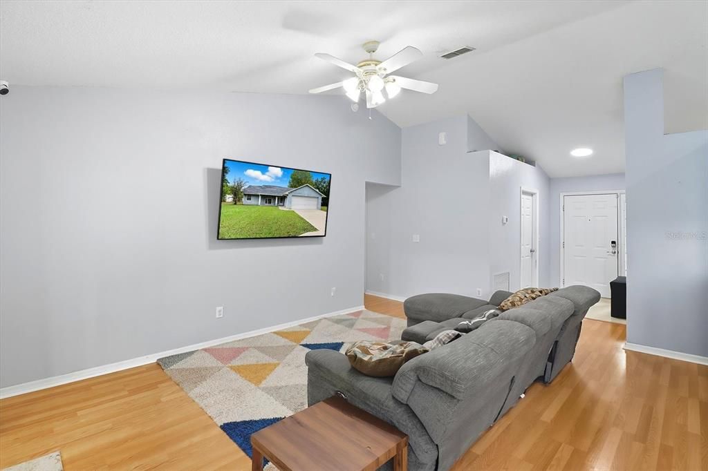 Active With Contract: $242,500 (3 beds, 2 baths, 1435 Square Feet)