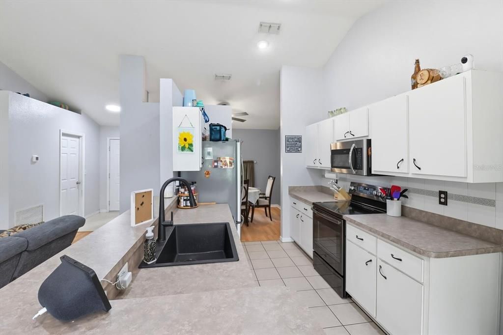 Active With Contract: $242,500 (3 beds, 2 baths, 1435 Square Feet)