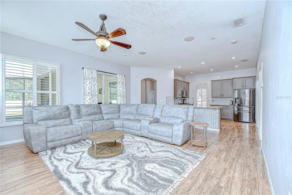 Под контрактом: $625,000 (4 спален, 2 ванн, 2217 Квадратных фут)