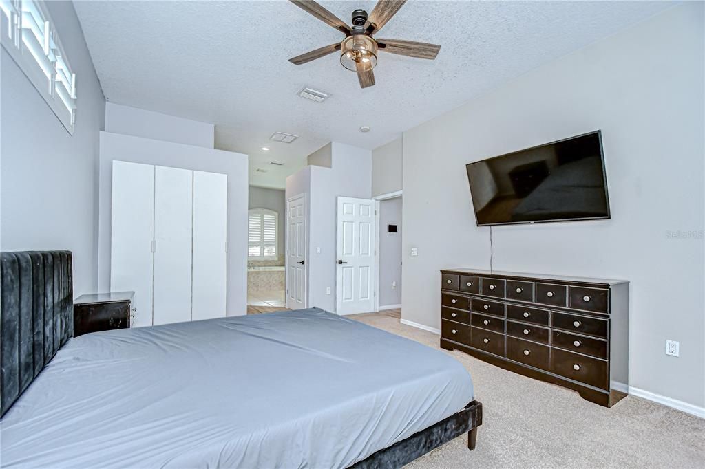 Под контрактом: $625,000 (4 спален, 2 ванн, 2217 Квадратных фут)