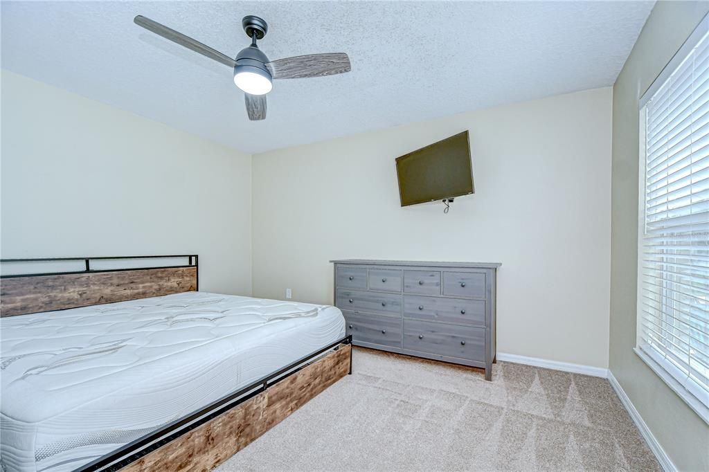 Под контрактом: $625,000 (4 спален, 2 ванн, 2217 Квадратных фут)