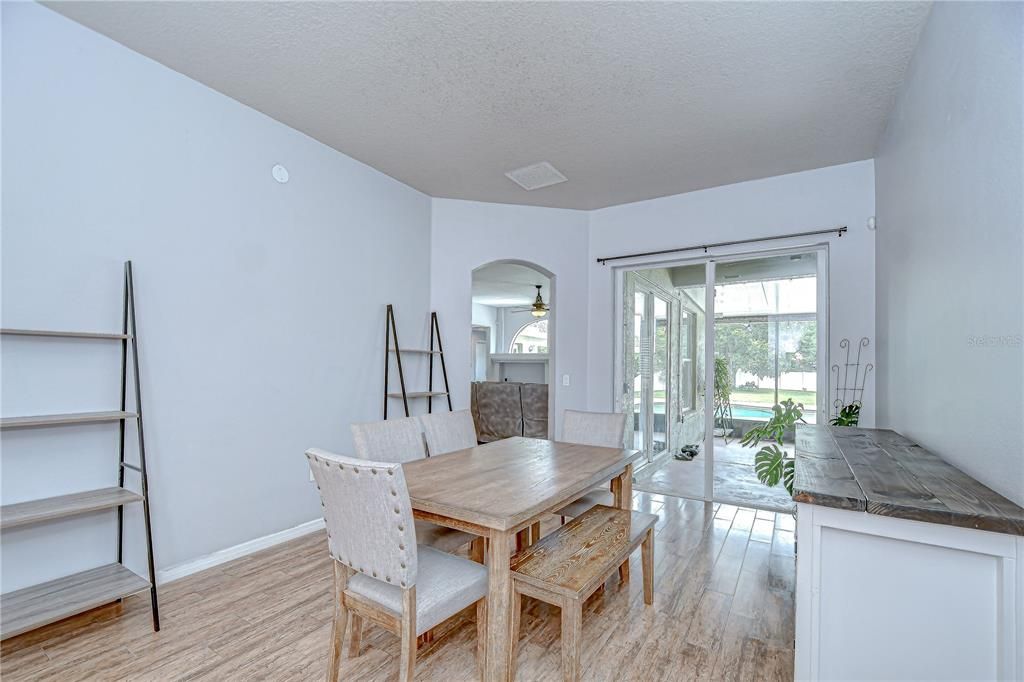 Под контрактом: $625,000 (4 спален, 2 ванн, 2217 Квадратных фут)