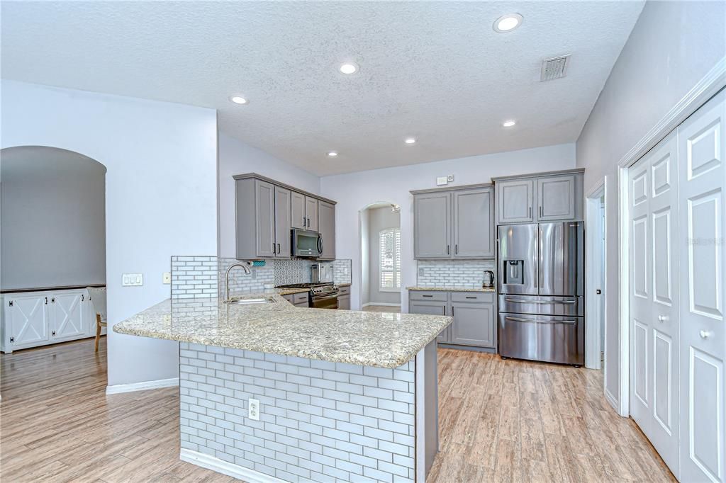 Под контрактом: $625,000 (4 спален, 2 ванн, 2217 Квадратных фут)