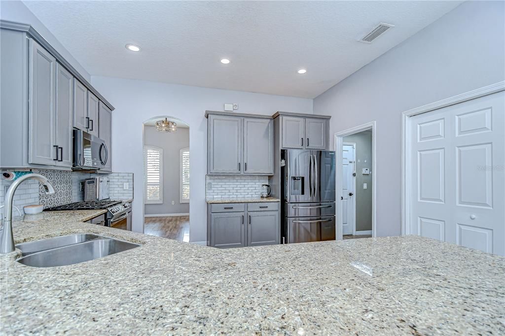 Под контрактом: $625,000 (4 спален, 2 ванн, 2217 Квадратных фут)