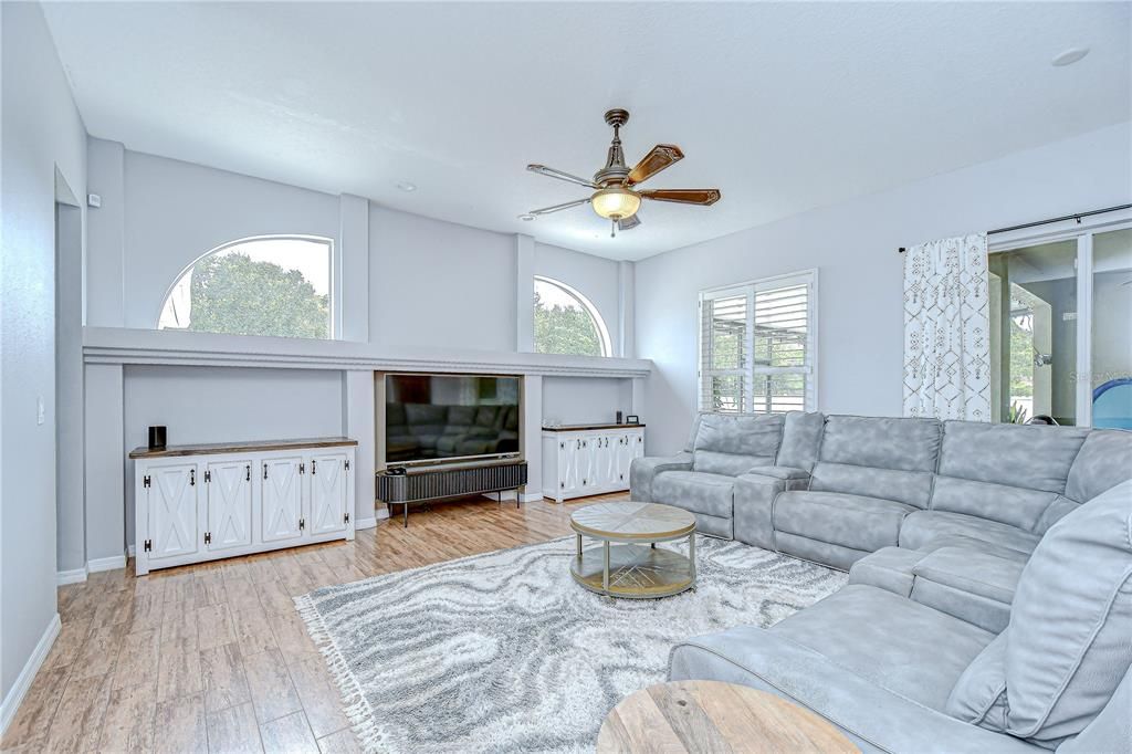 Под контрактом: $625,000 (4 спален, 2 ванн, 2217 Квадратных фут)