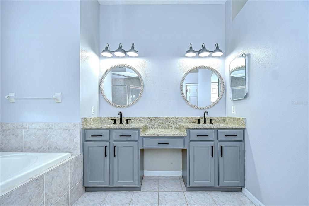 Под контрактом: $625,000 (4 спален, 2 ванн, 2217 Квадратных фут)