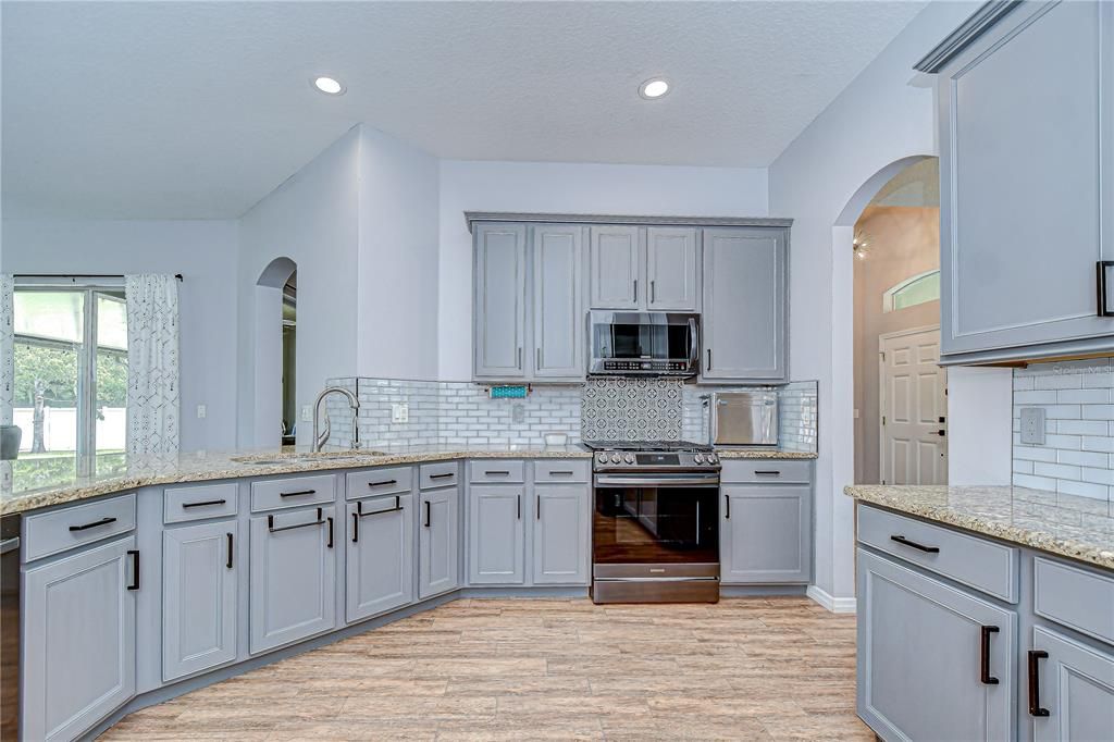 Под контрактом: $625,000 (4 спален, 2 ванн, 2217 Квадратных фут)