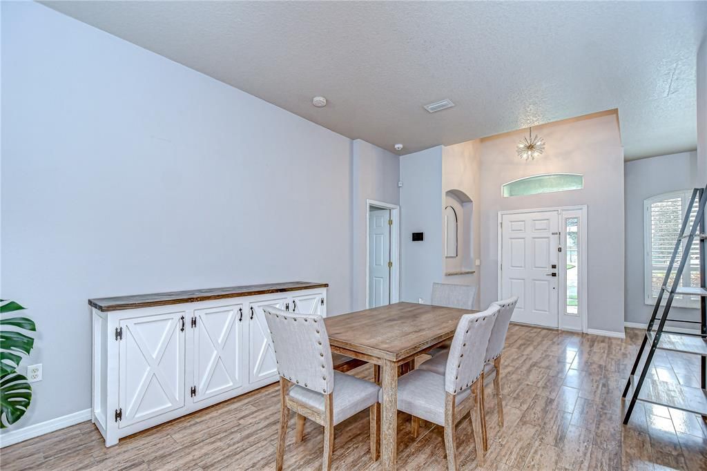 Под контрактом: $625,000 (4 спален, 2 ванн, 2217 Квадратных фут)