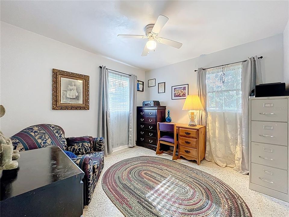 合同活跃: $215,000 (3 贝兹, 2 浴室, 1200 平方英尺)