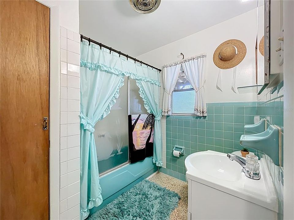 合同活跃: $215,000 (3 贝兹, 2 浴室, 1200 平方英尺)