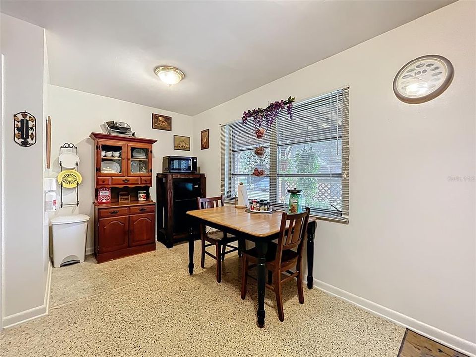 合同活跃: $215,000 (3 贝兹, 2 浴室, 1200 平方英尺)