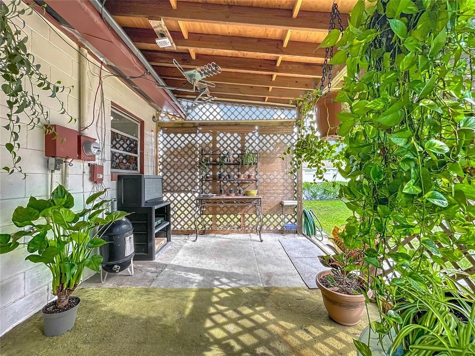 合同活跃: $215,000 (3 贝兹, 2 浴室, 1200 平方英尺)