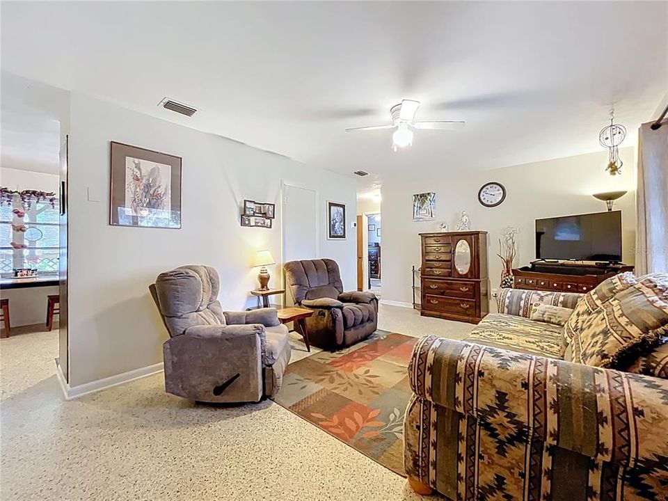 合同活跃: $215,000 (3 贝兹, 2 浴室, 1200 平方英尺)