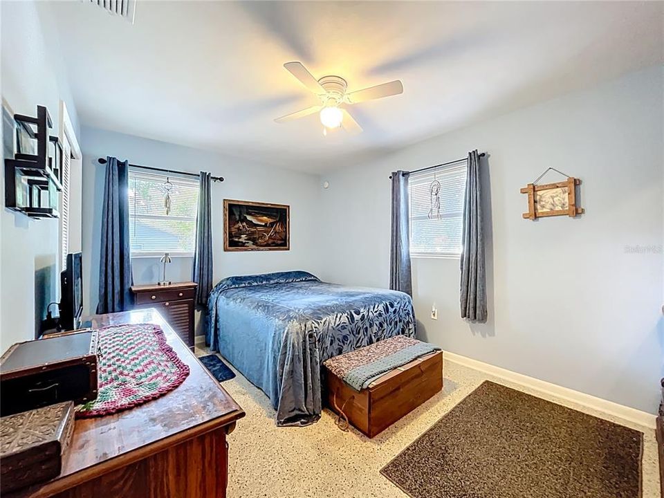 合同活跃: $215,000 (3 贝兹, 2 浴室, 1200 平方英尺)