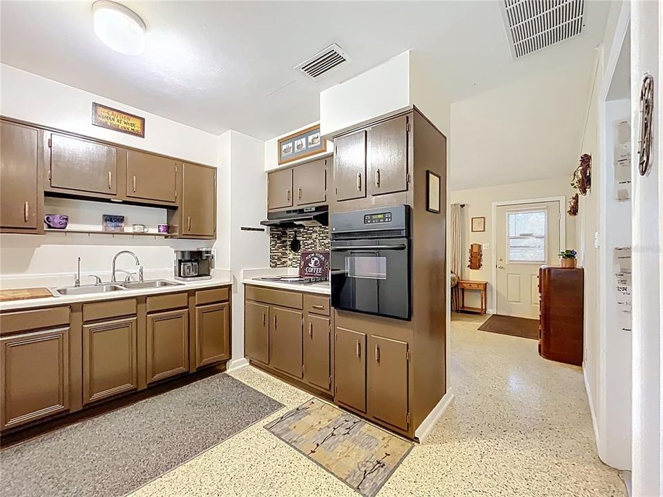 合同活跃: $215,000 (3 贝兹, 2 浴室, 1200 平方英尺)