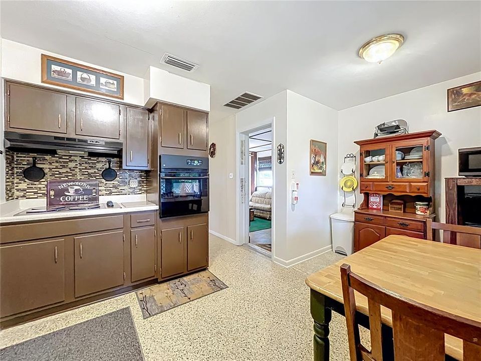 合同活跃: $215,000 (3 贝兹, 2 浴室, 1200 平方英尺)