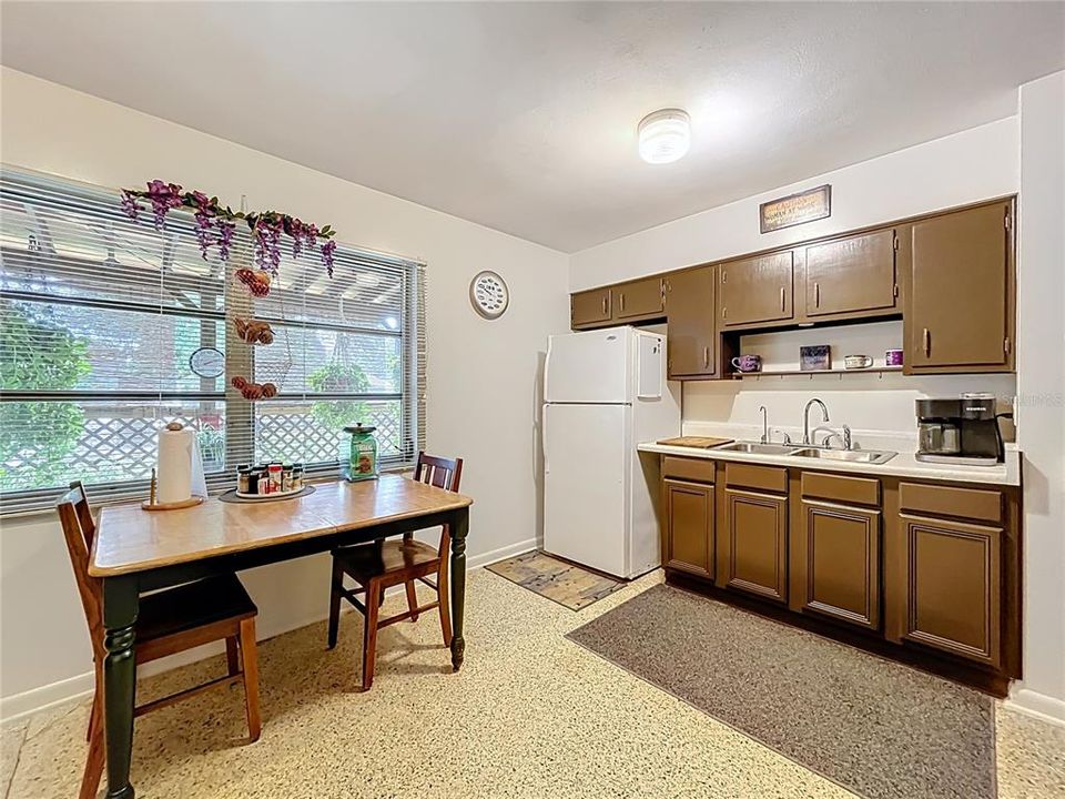 合同活跃: $215,000 (3 贝兹, 2 浴室, 1200 平方英尺)