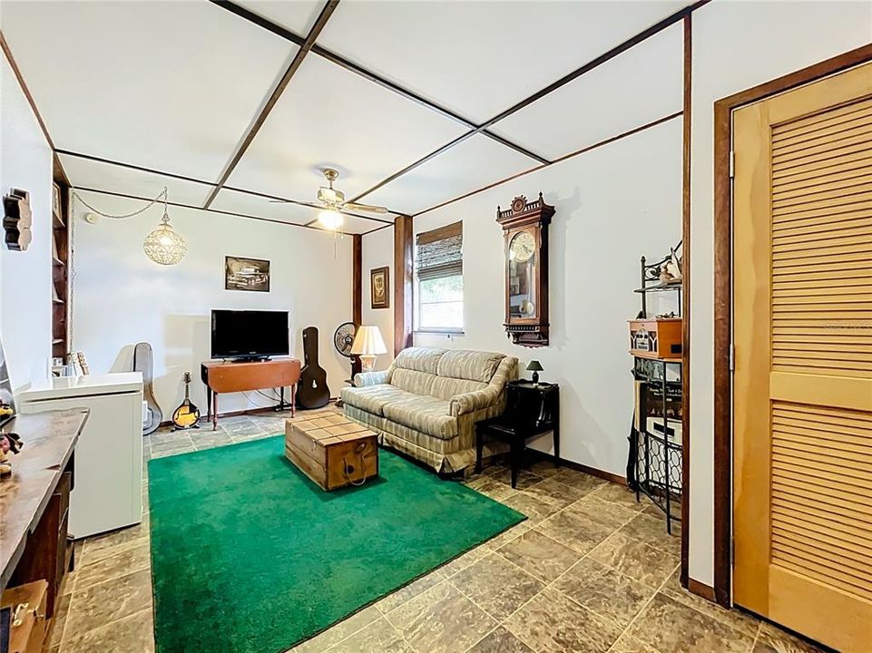 合同活跃: $215,000 (3 贝兹, 2 浴室, 1200 平方英尺)