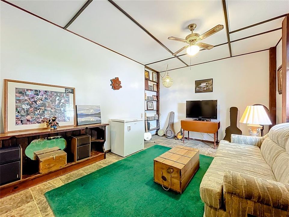 合同活跃: $215,000 (3 贝兹, 2 浴室, 1200 平方英尺)