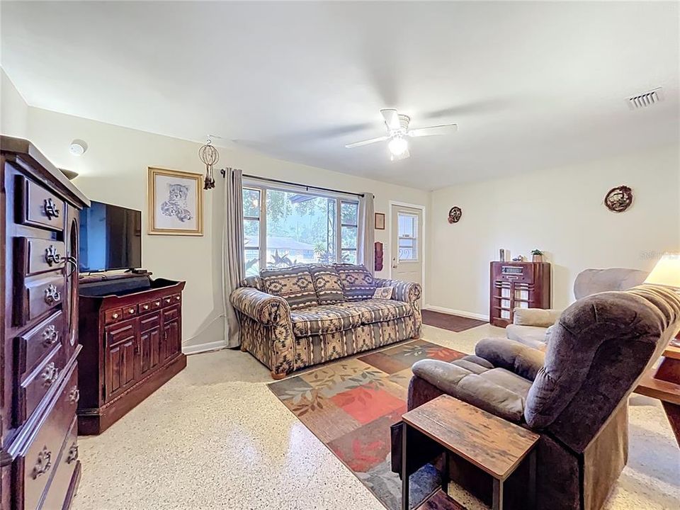 合同活跃: $215,000 (3 贝兹, 2 浴室, 1200 平方英尺)