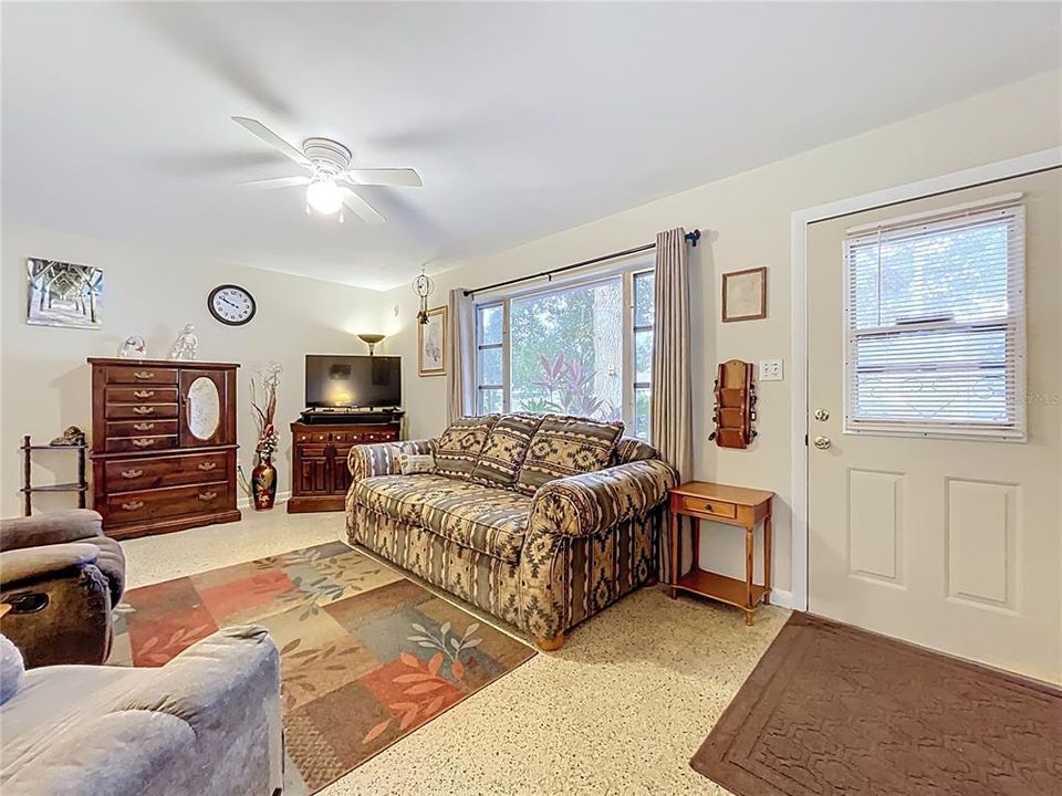 合同活跃: $215,000 (3 贝兹, 2 浴室, 1200 平方英尺)