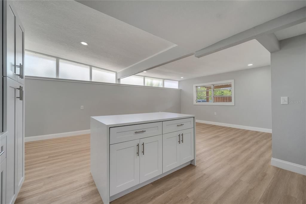 В аренду: $4,000 (4 спален, 3 ванн, 1686 Квадратных фут)