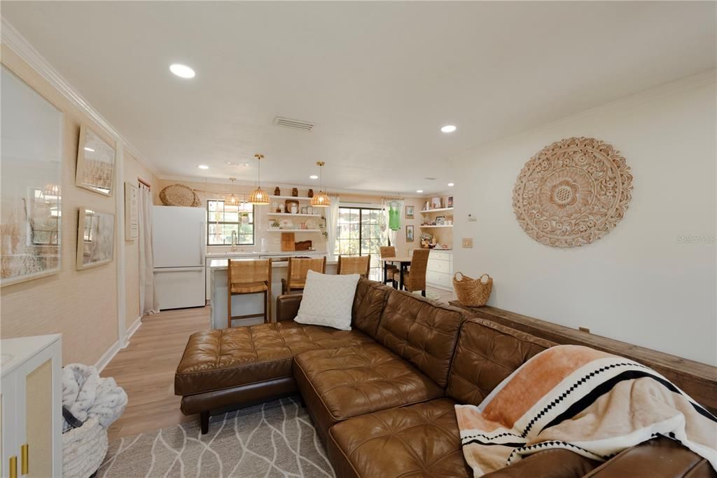 For Sale: $254,900 (3 beds, 1 baths, 1008 Square Feet)