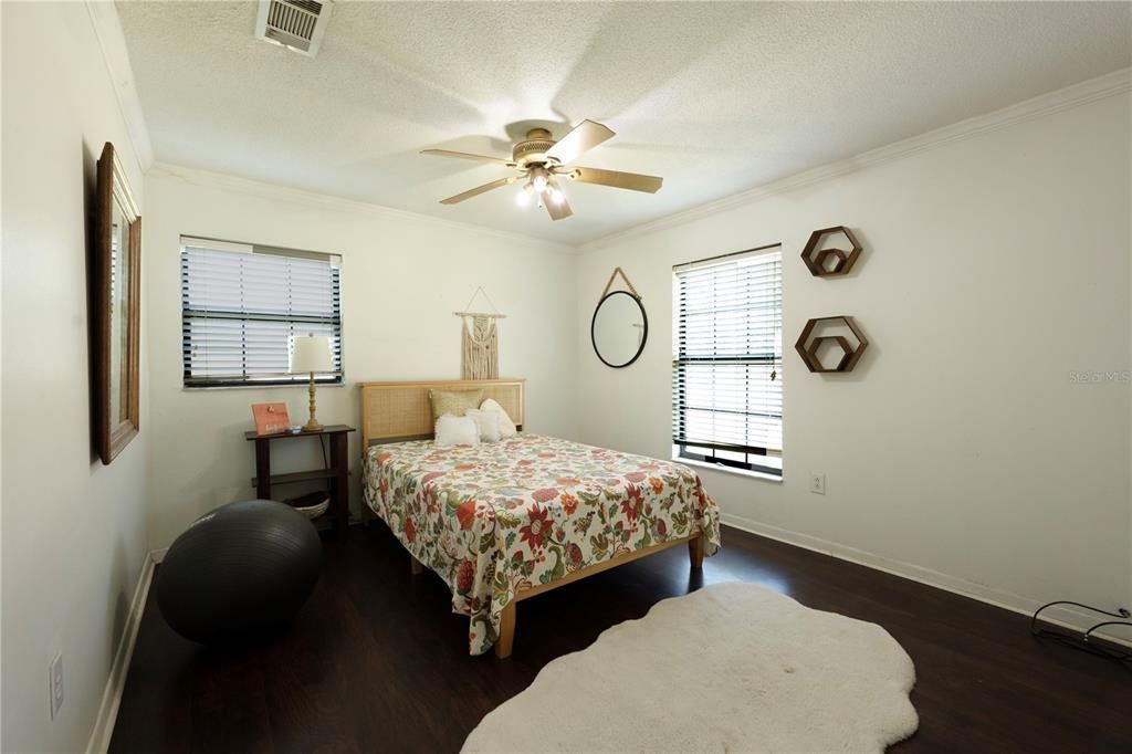 For Sale: $254,900 (3 beds, 1 baths, 1008 Square Feet)