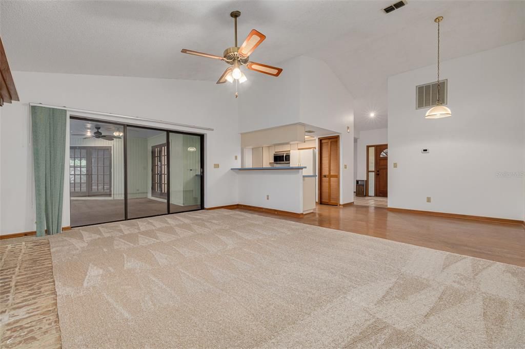 For Sale: $650,000 (3 beds, 3 baths, 2136 Square Feet)