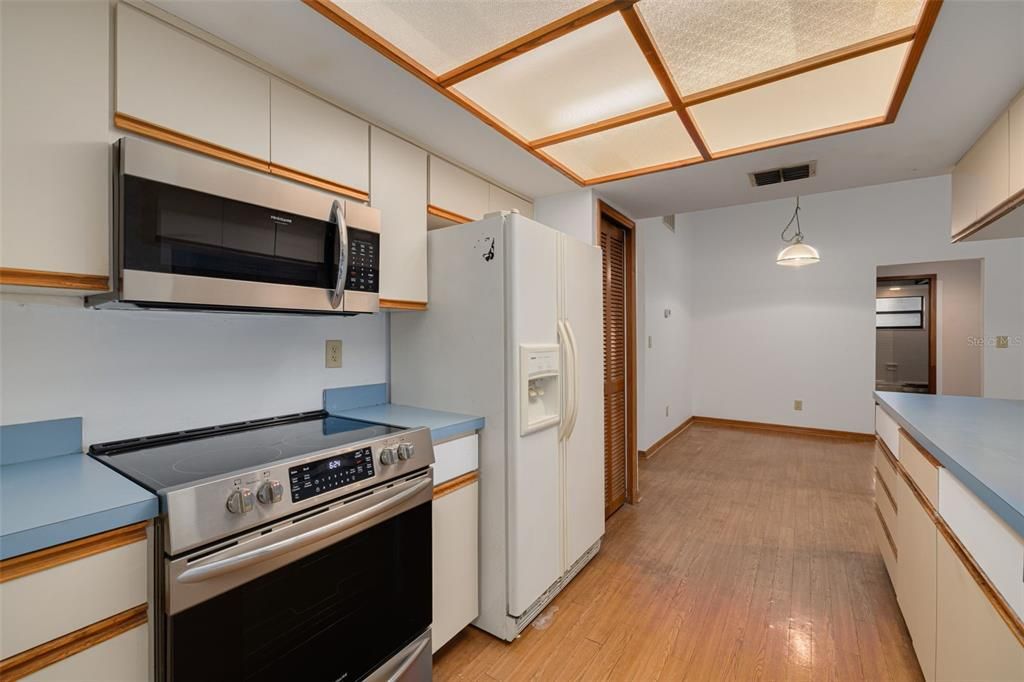 For Sale: $650,000 (3 beds, 3 baths, 2136 Square Feet)