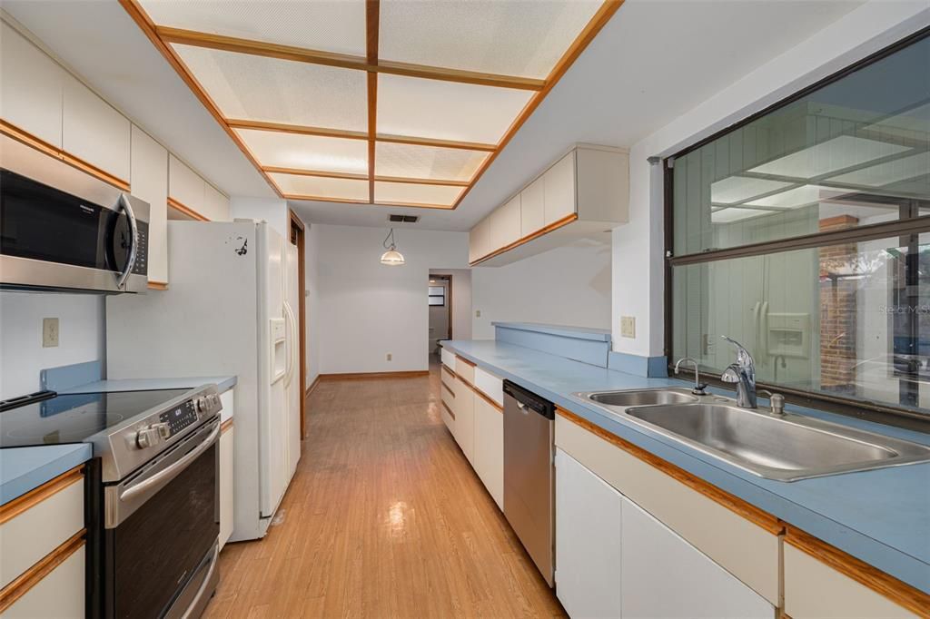 For Sale: $650,000 (3 beds, 3 baths, 2136 Square Feet)