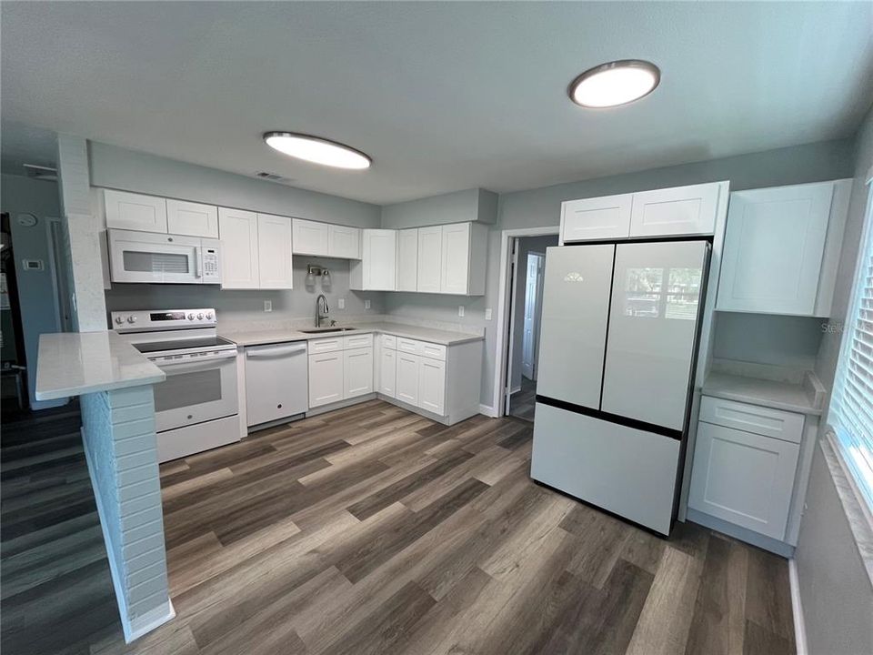 Под контрактом: $319,900 (3 спален, 2 ванн, 1076 Квадратных фут)