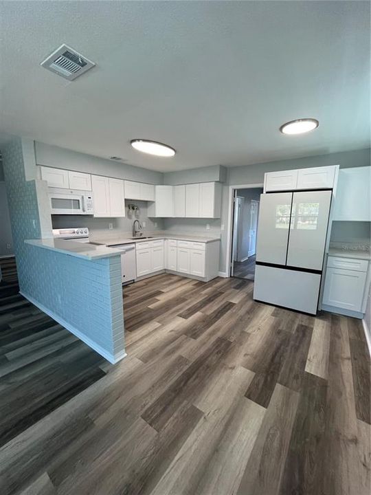 Под контрактом: $319,900 (3 спален, 2 ванн, 1076 Квадратных фут)