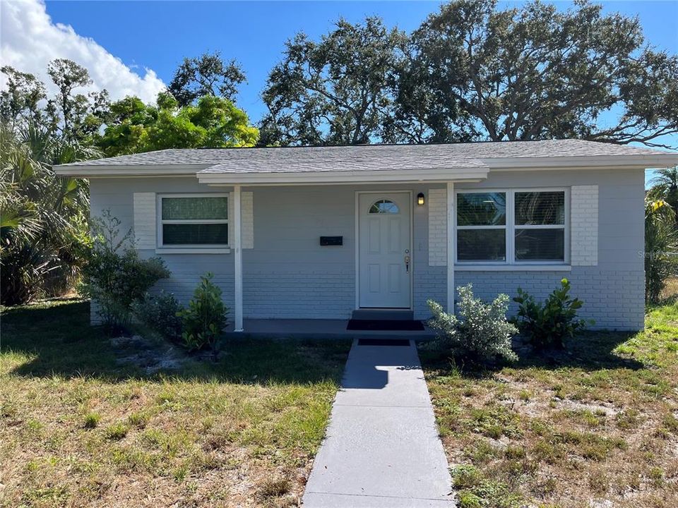 Под контрактом: $319,900 (3 спален, 2 ванн, 1076 Квадратных фут)