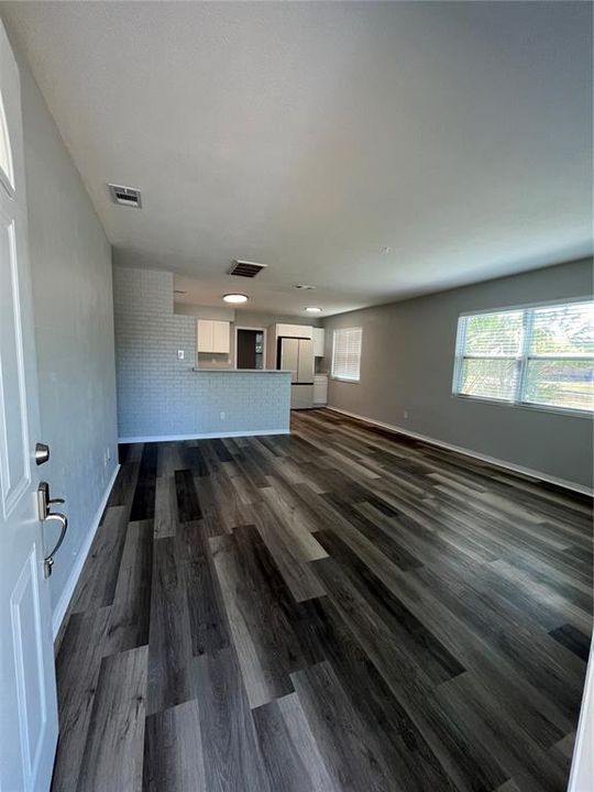 Под контрактом: $319,900 (3 спален, 2 ванн, 1076 Квадратных фут)