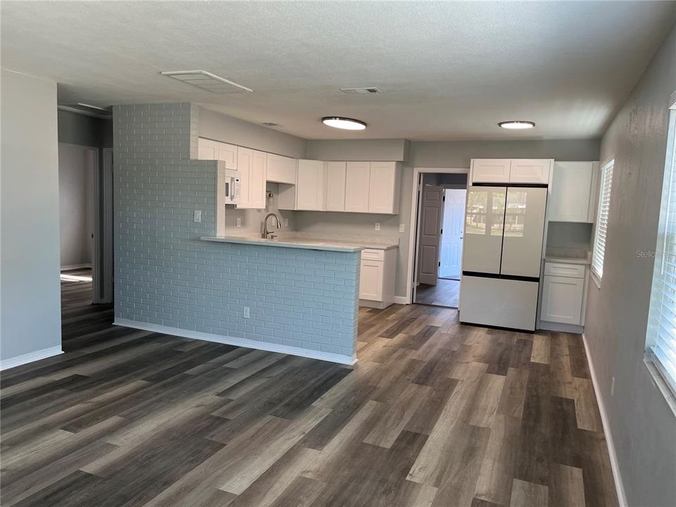 Под контрактом: $319,900 (3 спален, 2 ванн, 1076 Квадратных фут)