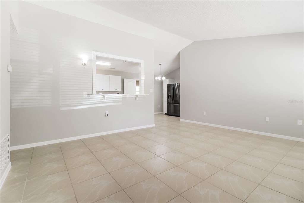 合同活跃: $2,130 (3 贝兹, 2 浴室, 1423 平方英尺)