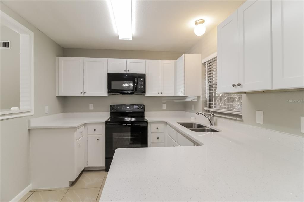 合同活跃: $2,130 (3 贝兹, 2 浴室, 1423 平方英尺)