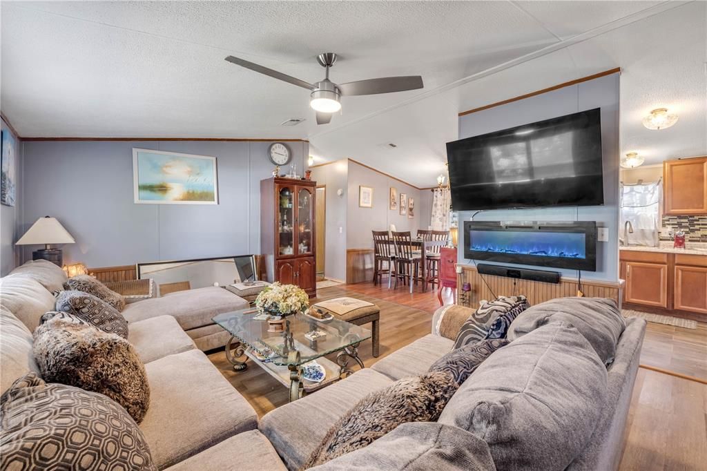 На продажу: $178,900 (3 спален, 2 ванн, 1293 Квадратных фут)