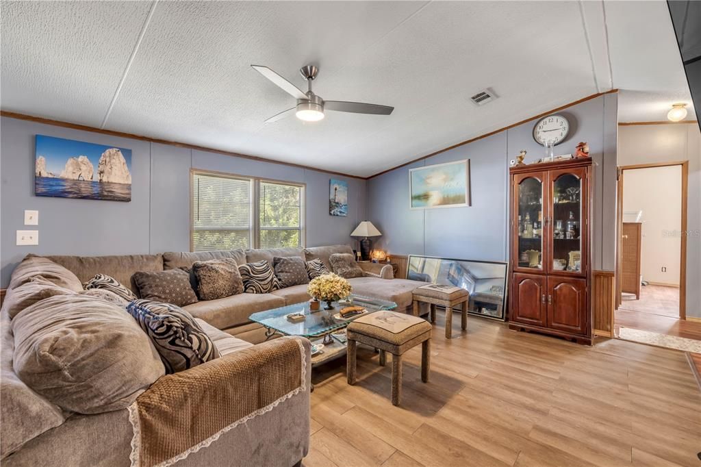 На продажу: $178,900 (3 спален, 2 ванн, 1293 Квадратных фут)