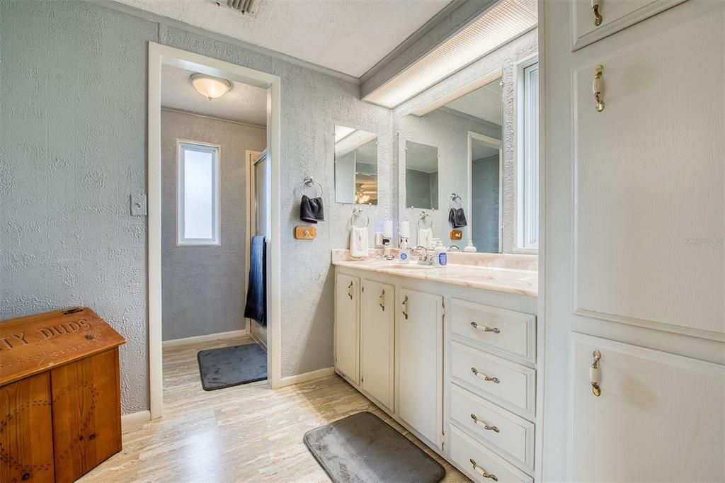 合同活跃: $179,900 (2 贝兹, 2 浴室, 1274 平方英尺)