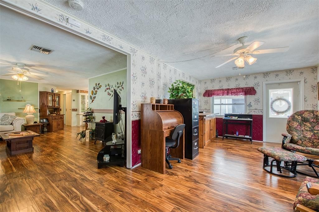 合同活跃: $179,900 (2 贝兹, 2 浴室, 1274 平方英尺)