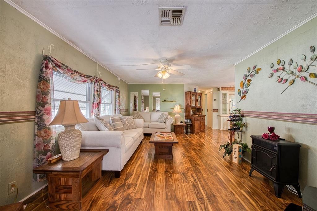 合同活跃: $179,900 (2 贝兹, 2 浴室, 1274 平方英尺)