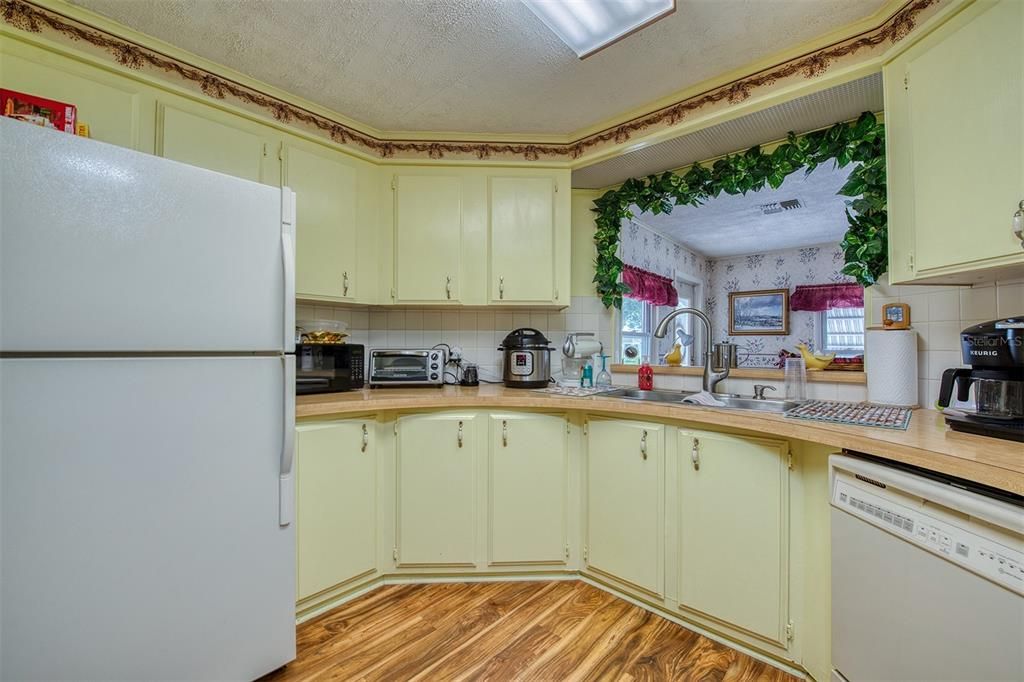 合同活跃: $179,900 (2 贝兹, 2 浴室, 1274 平方英尺)