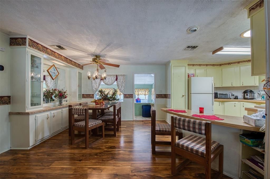 合同活跃: $179,900 (2 贝兹, 2 浴室, 1274 平方英尺)