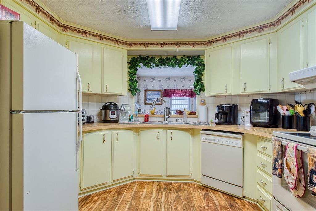 合同活跃: $179,900 (2 贝兹, 2 浴室, 1274 平方英尺)